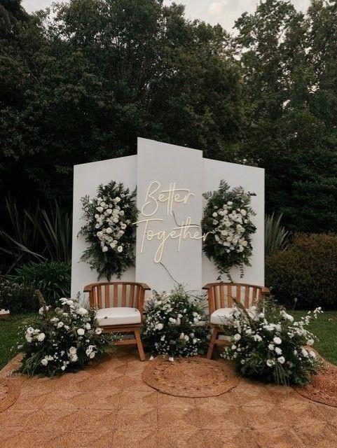 Ivory Wreath Nook
