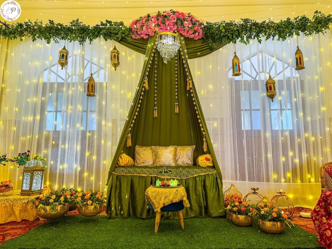 Mehendi Chandelier Throne